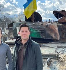 Ian Miller SM ’18 (left) with his colleague Evan Platt SM ’20 in Kyiv's Mykhailivs'ka Square. Alongside Ukrainians, they co-founded Zero Line, a nonprofit delivering medical aid, vehicles, and equipment to Ukrainians on the front lines. 